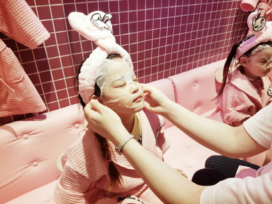 그랜드 하얏트 호텔이 긴긴 추석 연휴를 어떻게 보낼까 고민하는 이들을 위해 오랜만에 아이들과 부대끼며 가족애를 느낄 수 있는 패키지를 제안한다. '슈슈 & 쎄시 팝업 키즈 스파'를 9월 30일부터 10월 6일까지 한시적으로 운영한다. 그랜드 하얏트 서울 호텔 제공